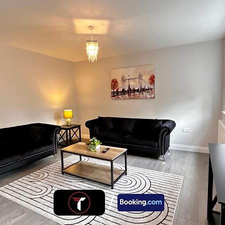 Spacious 4 Bedroom By Tara Stays Short Lets & Serviced Accommodation Aldershot With Free Wifi & Garden Экстерьер фото