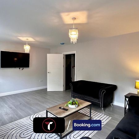Spacious 4 Bedroom By Tara Stays Short Lets & Serviced Accommodation Aldershot With Free Wifi & Garden Экстерьер фото